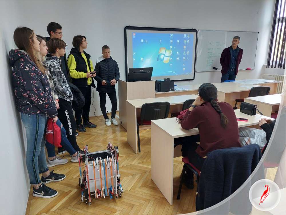 Učenici Gimnazije Kreativno pero prezentovali su robota Car Dušan na Fakultetu za inženjerski menadžment