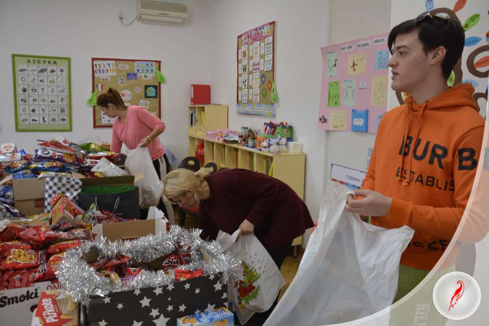 Новогодишње радионице и паковање новогодишњих пакетића у оквиру хуманитарне акције "Сви смо ми Деда Мраз"