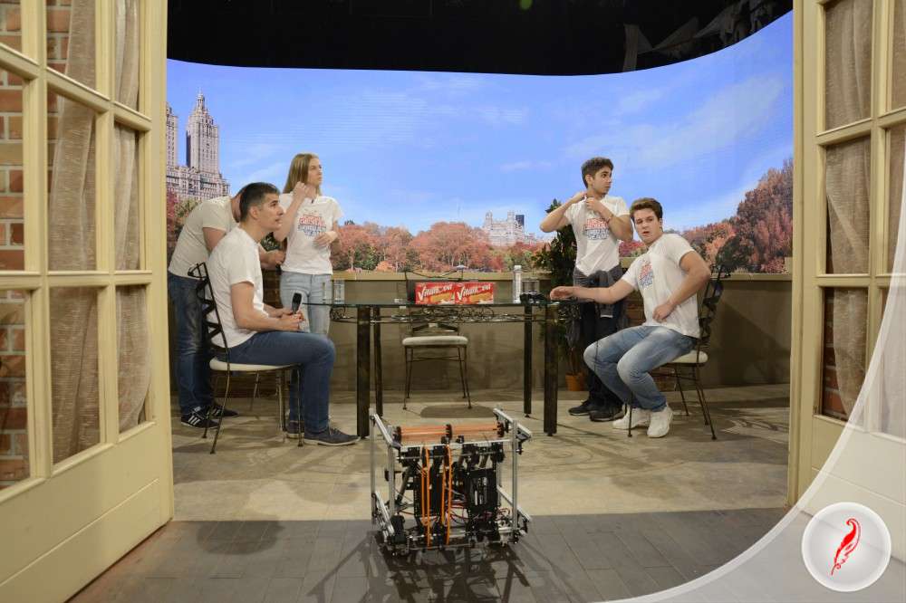 Ђаци гимназије Креативно перо - чланови српског тима представили робота у јутарњем програму на Пинку