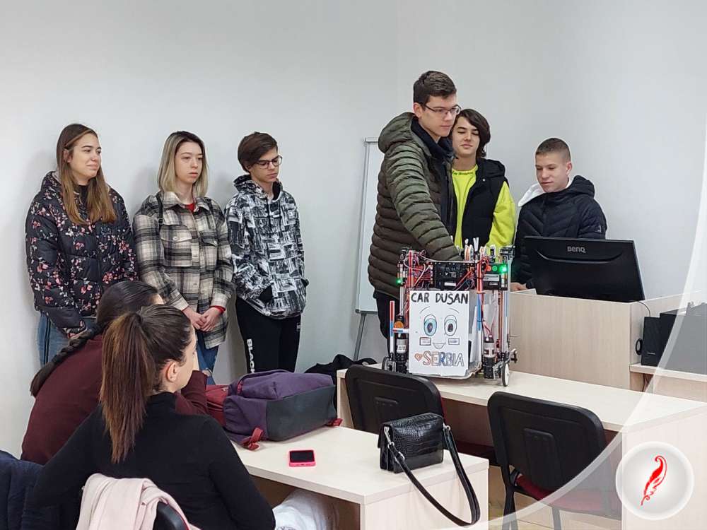 Ученици Гимназије Креативно перо презентовали су робота Цар Душан на Факултету за инжењерски менаџмент